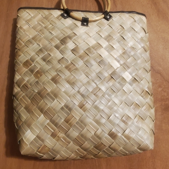 Basket Weave Habdmade Bamboo Handles. Faux Leather Trim. Beach Summer - Picture 4 of 5